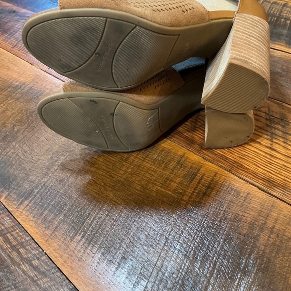 Marc Fisher Gabie Peep Toe Block Heel Sandals Women’s 8 – Tan Suede Perforated H - Picture 10 of 10